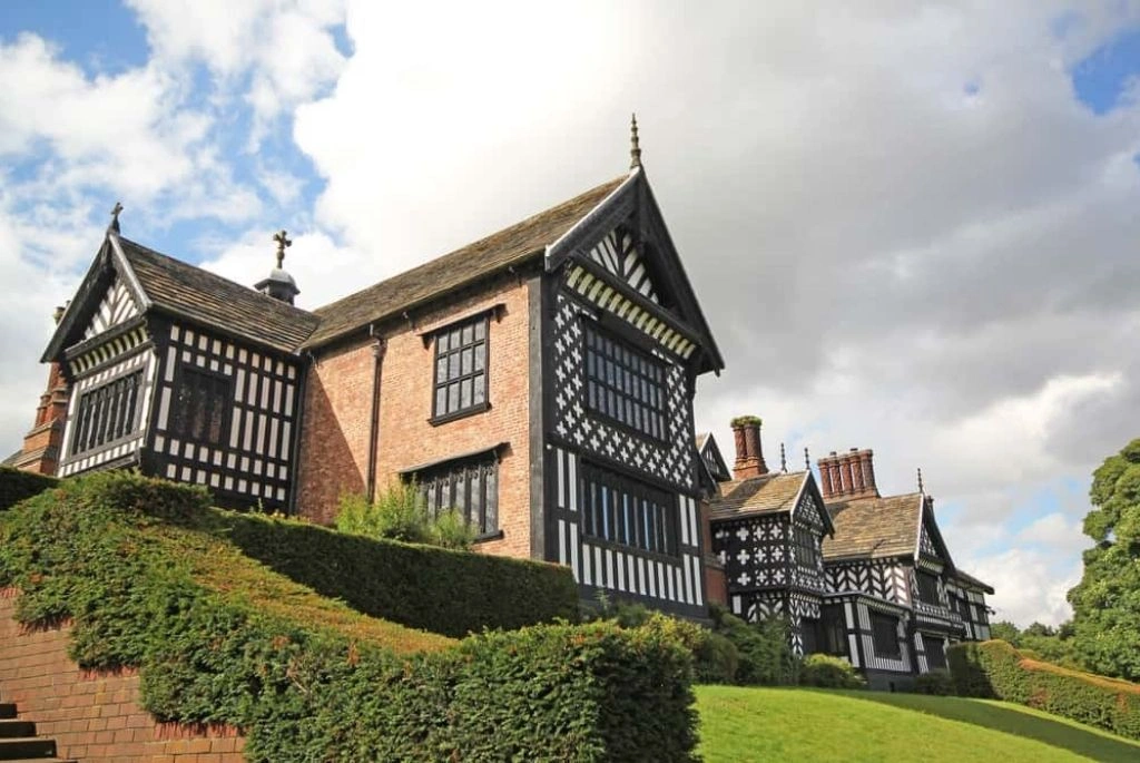 Tudor Home in Modern Life